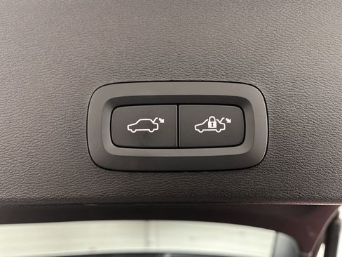 Used 2025 Volvo XC40 B5 Core image 30