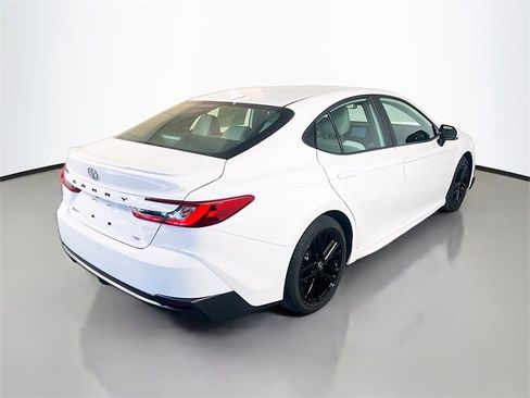 Used 2025 Toyota Camry SE image 7