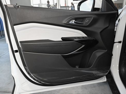 Used 2026 Chevrolet Trax LT w/ Sunroof Package FWD image 16