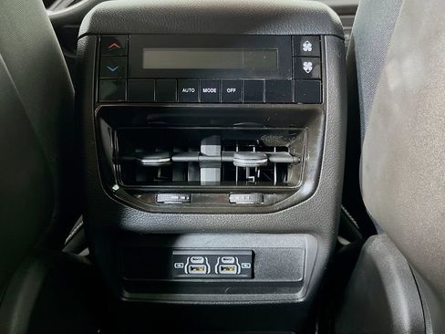 Used 2023 Jeep Grand Cherokee L Laredo image 32