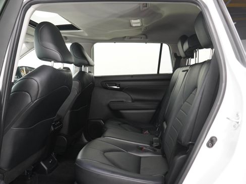 Used 2024 Toyota Highlander XLE AWD/4WD image 16