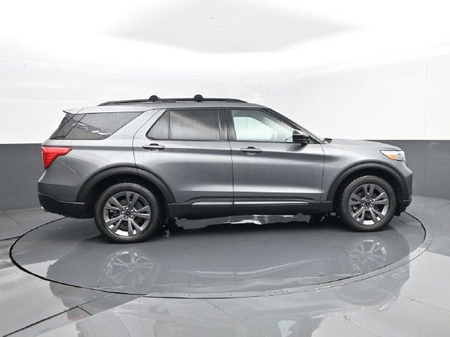 Used 2022 Ford Explorer XLT w/ Equipment Group 202A AWD/4WD image 4