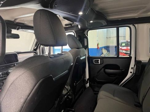 Used 2024 Jeep Wrangler Unlimited Rubicon image 17