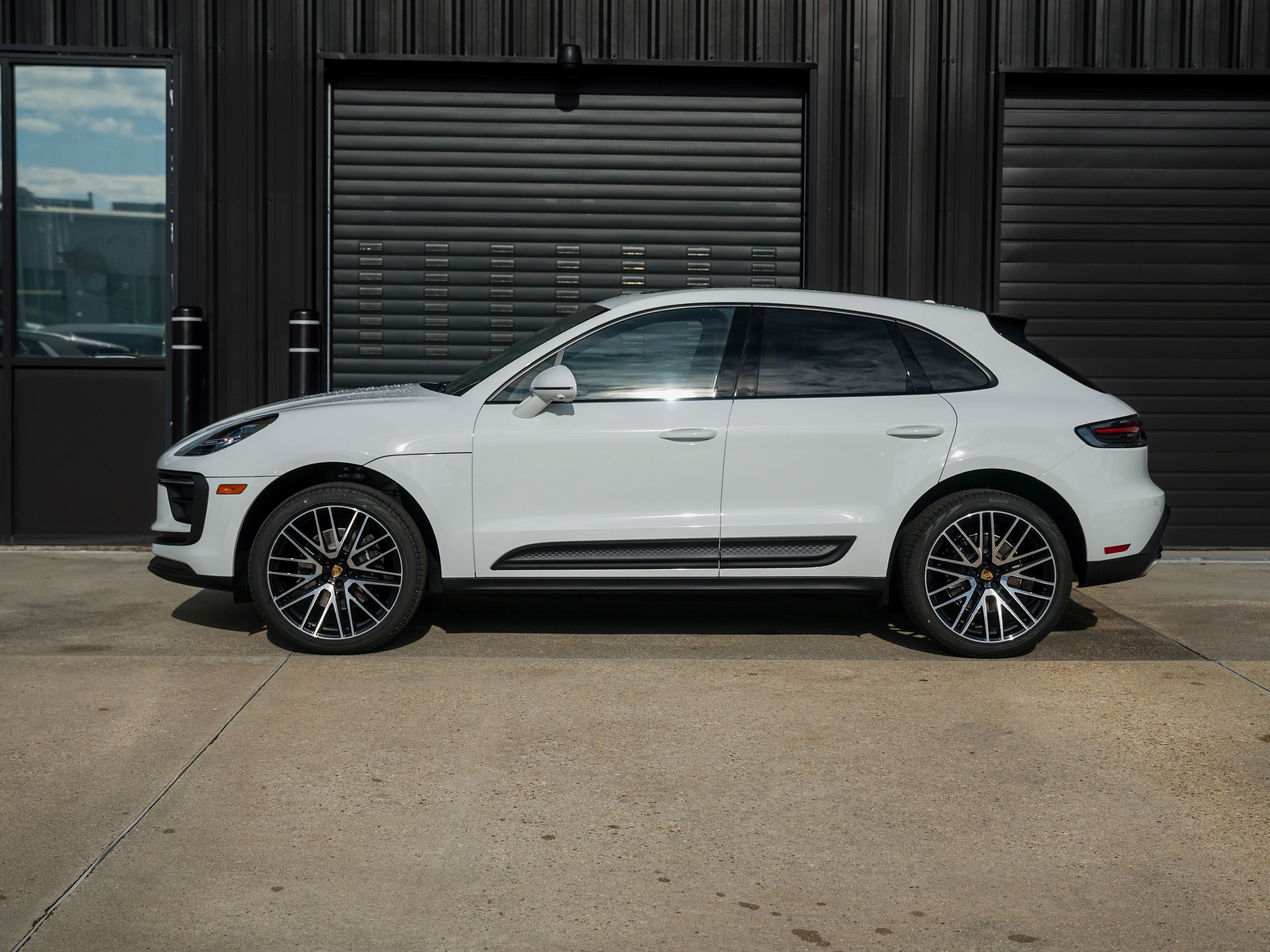 Certified 2026 Porsche Macan AWD/4WD image 2