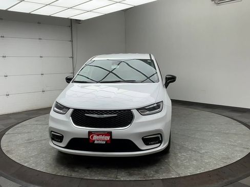 Used 2024 Chrysler Pacifica Touring-L image 33