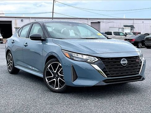 Used 2025 Nissan Sentra SR w/ Trunk Package FWD image 1