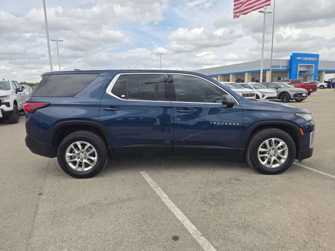 Used 2022 Chevrolet Traverse LS image 2