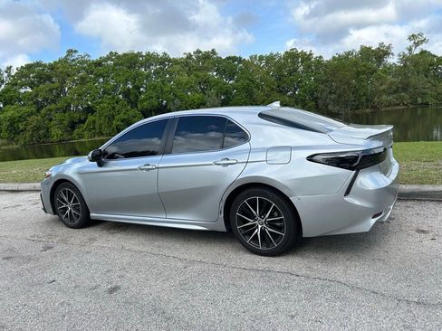 Used 2021 Toyota Camry SE image 3