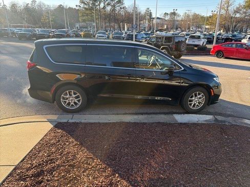 Used 2024 Chrysler Pacifica Touring-L image 7