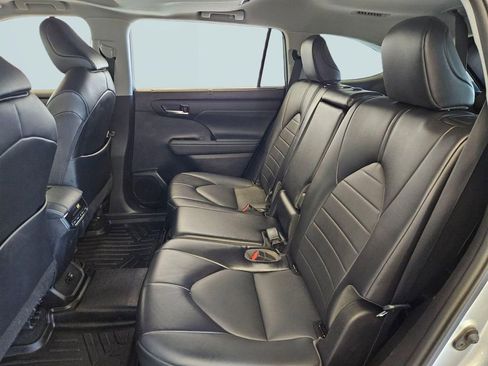 Used 2022 Toyota Highlander XLE AWD/4WD image 25