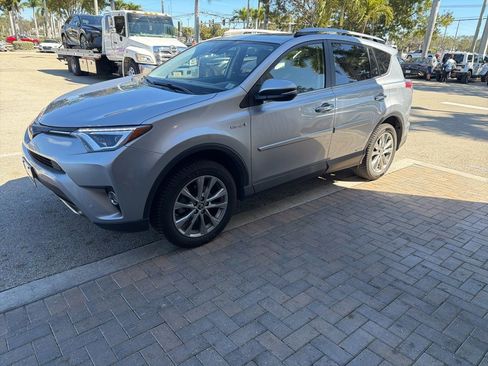 Used 2018 Toyota RAV4 Limited image 9