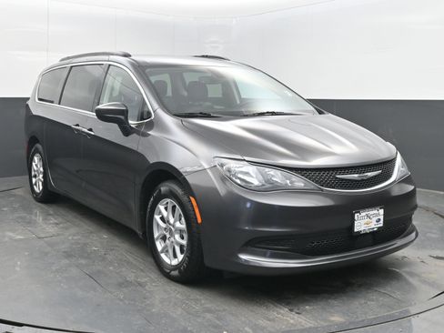 Used 2021 Chrysler Voyager Lxi image 3