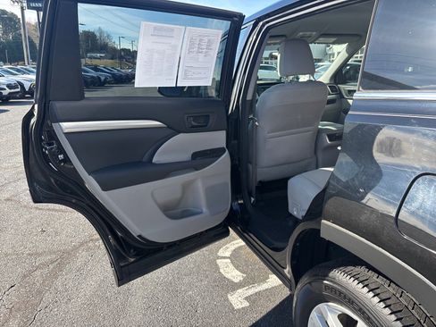 Used 2015 Toyota Highlander LE image 28