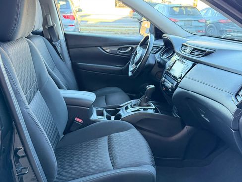 Used 2018 Nissan Rogue SV image 10