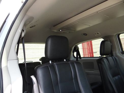 Used 2014 Chrysler Town & Country Touring image 21