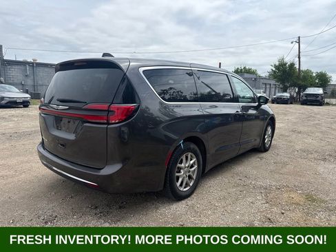 Used 2023 Chrysler Pacifica Touring-L FWD image 2
