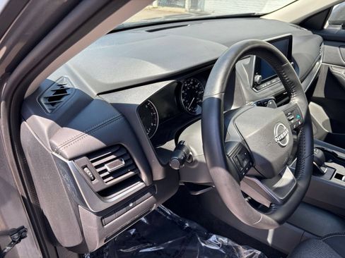 Used 2025 Nissan Rogue SV FWD image 37