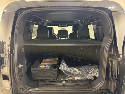 New 2026 Land Rover Defender 110 X-Dynamic SE image 29