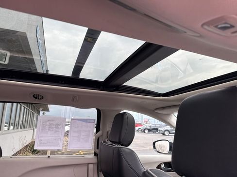 Used 2023 Chrysler Pacifica Limited image 3