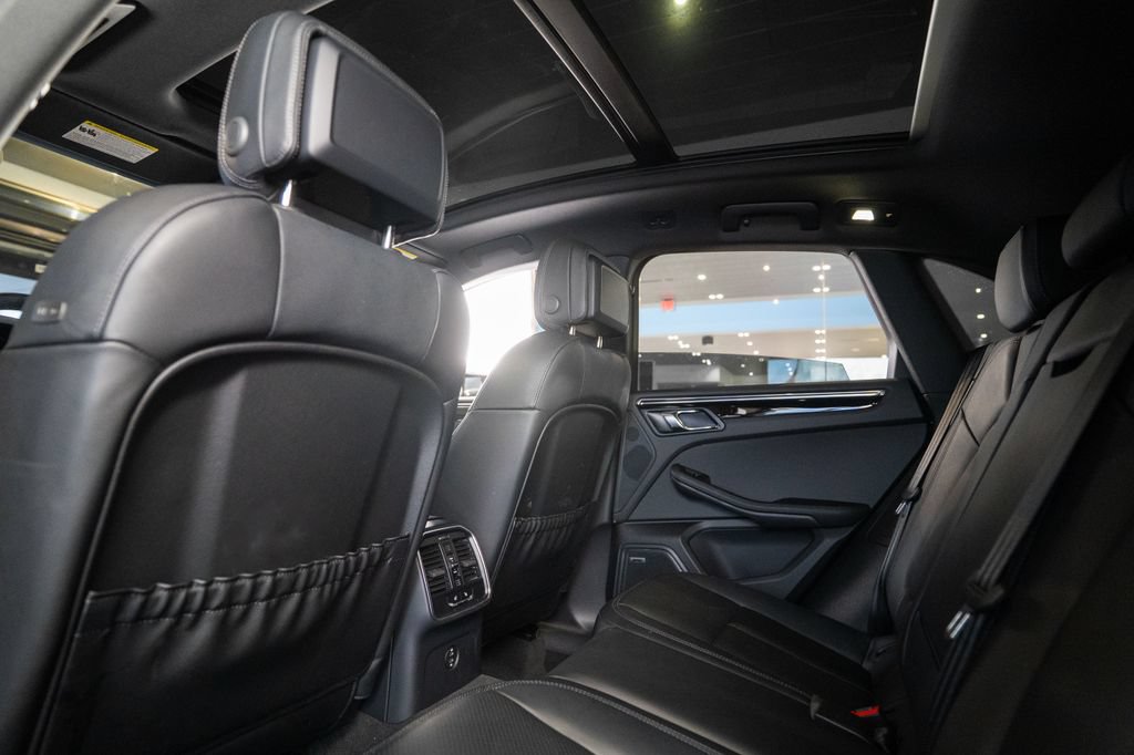 Certified 2025 Porsche Macan AWD/4WD image 16