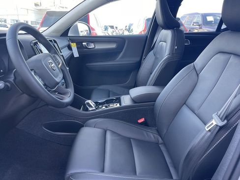Used 2024 Volvo XC40 B5 Plus image 11