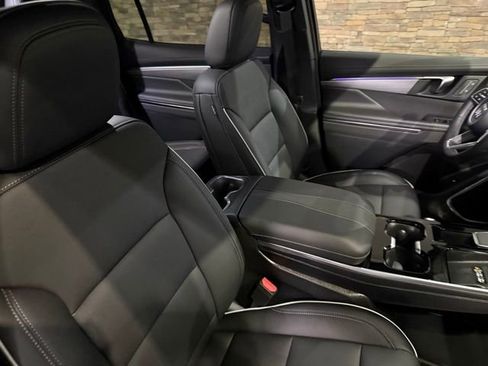 Used 2025 Buick Enclave Preferred AWD/4WD image 30