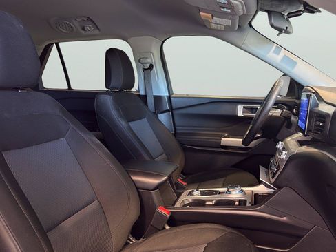 Used 2023 Ford Explorer XLT AWD/4WD image 16