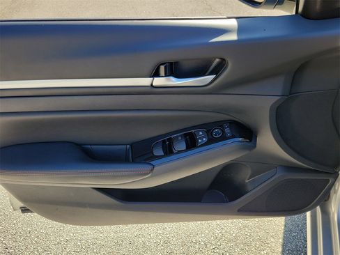 Used 2025 Nissan Altima 2.5 SR image 13