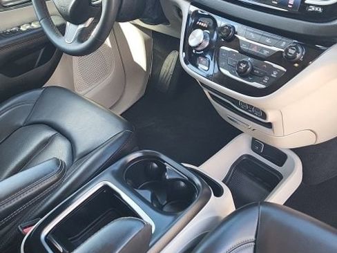 Used 2023 Chrysler Pacifica Touring-L FWD image 8
