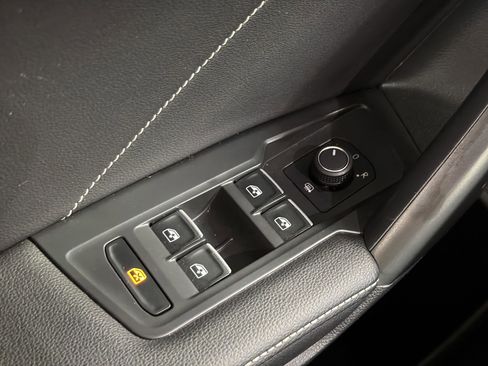 Used 2024 Volkswagen Tiguan SE image 13