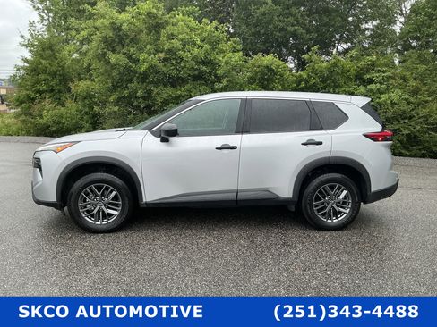 Used 2024 Nissan Rogue S AWD/4WD image 2