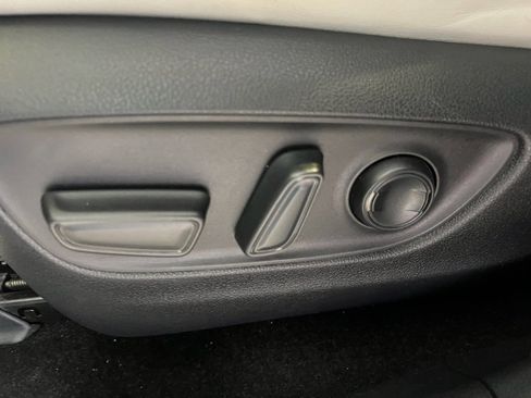 Used 2019 Toyota RAV4 Limited image 9