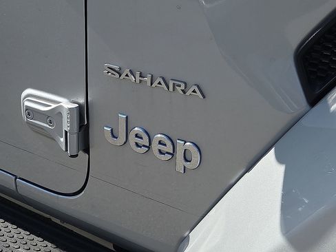 Used 2022 Jeep Wrangler Unlimited Sahara w/ Cold Weather Group AWD/4WD image 8