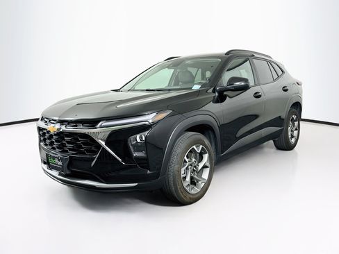 Used 2025 Chevrolet Trax LT FWD image 3