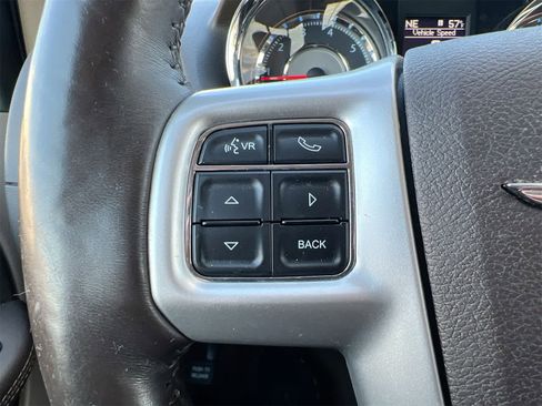 Used 2015 Chrysler Town & Country Touring-L w/ Driver Convenience Group image 23