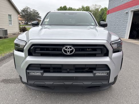 Used 2025 Toyota 4Runner SR5 AWD/4WD image 9