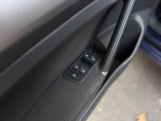 Used 2016 Volkswagen e-Golf SE w/ DC Fast Charging Package FWD image 13
