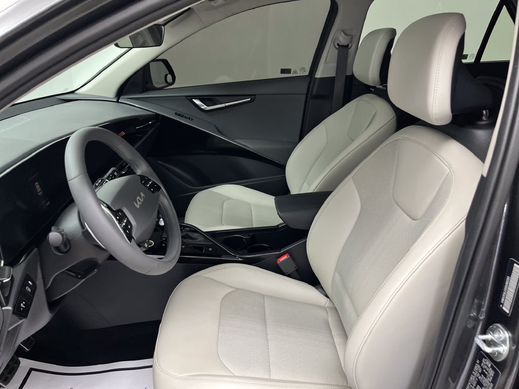 Used 2025 Kia Niro EX Touring FWD image 12