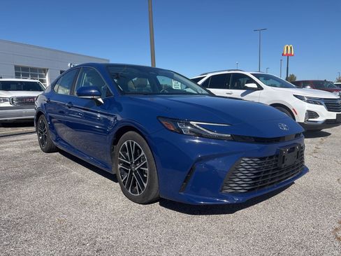 Used 2025 Toyota Camry SE image 3