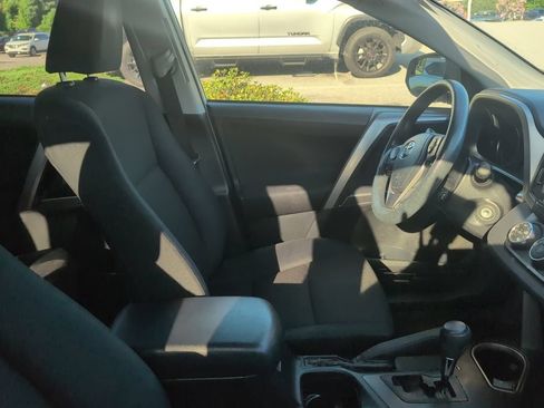 Used 2017 Toyota RAV4 LE FWD image 2