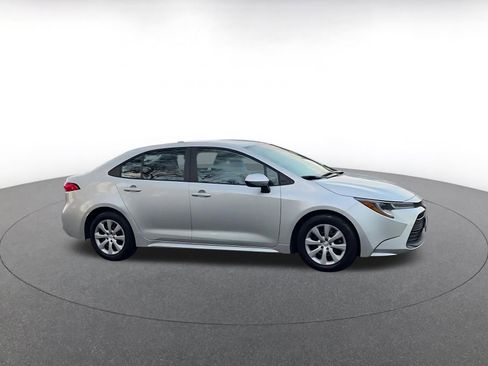Used 2025 Toyota Corolla LE image 2