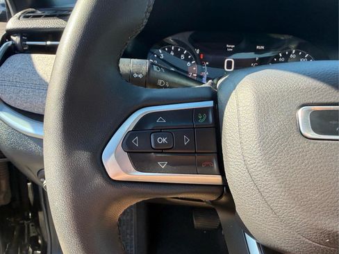 Used 2025 Jeep Compass Latitude w/ Sun & Sound Group AWD/4WD image 32