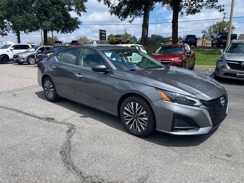 Used 2024 Nissan Altima 2.5 SV FWD image 10