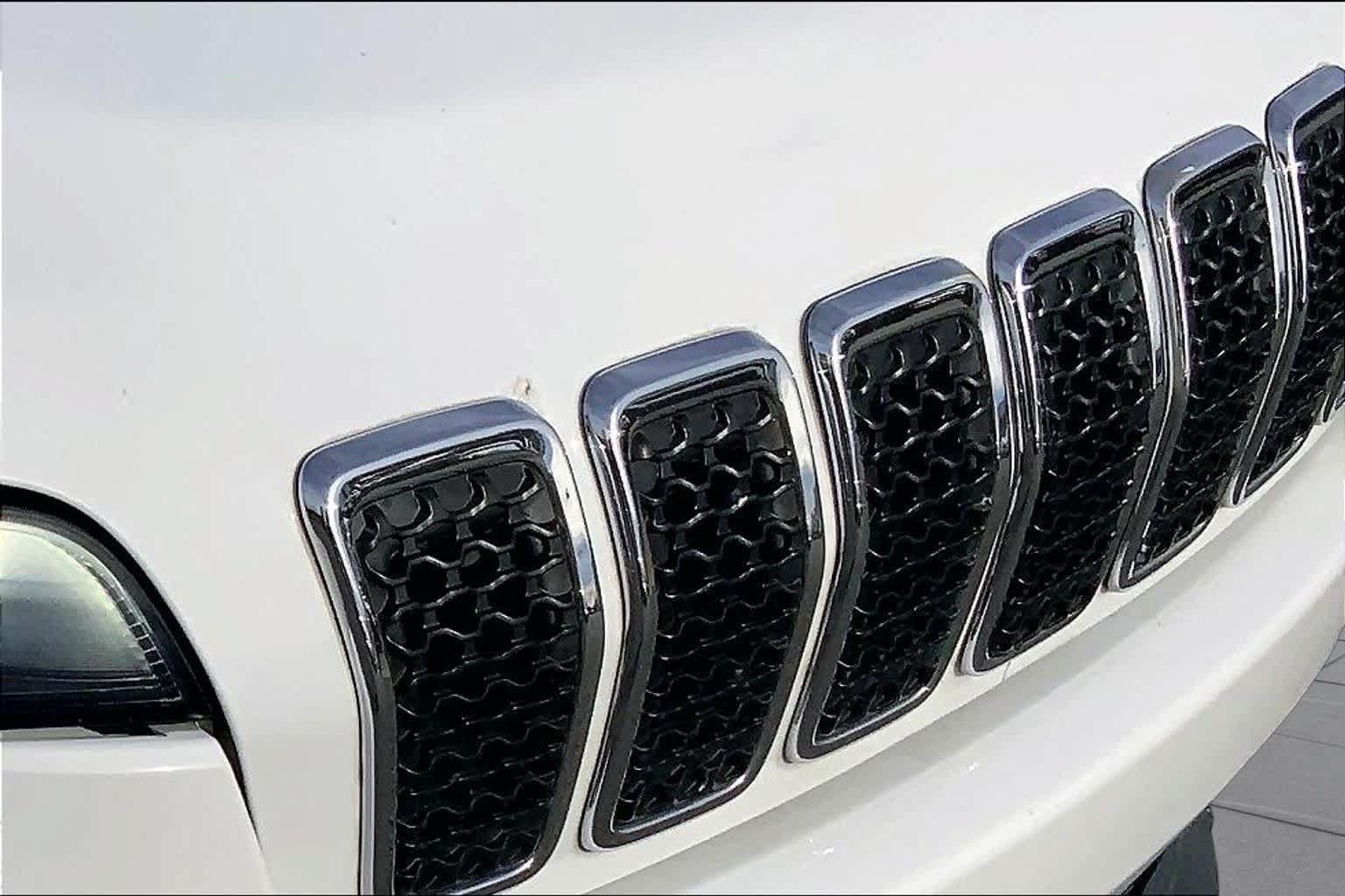 Used 2019 Jeep Cherokee Latitude w/ Cold Weather Group FWD image 28