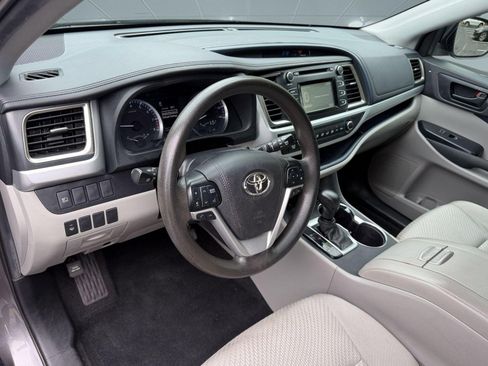 Used 2019 Toyota Highlander LE AWD/4WD image 4