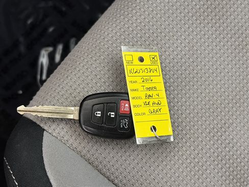 Used 2016 Toyota RAV4 XLE AWD/4WD image 32