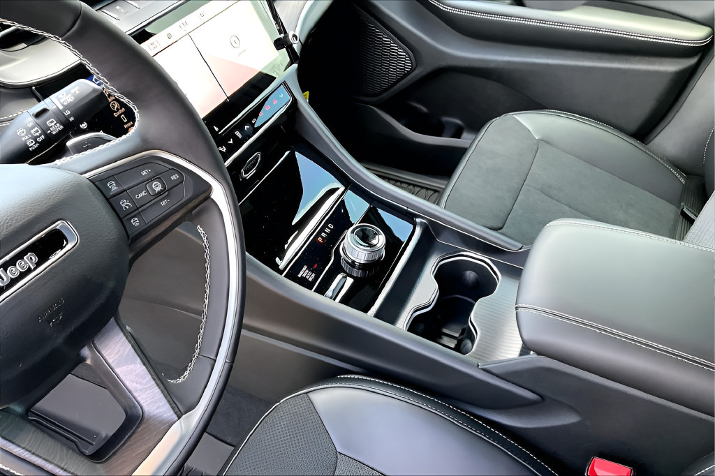 New 2026 Jeep Grand Cherokee Altitude AWD/4WD image 9