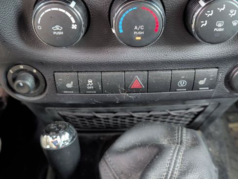 Used 2016 Jeep Wrangler Unlimited Rubicon AWD/4WD image 13