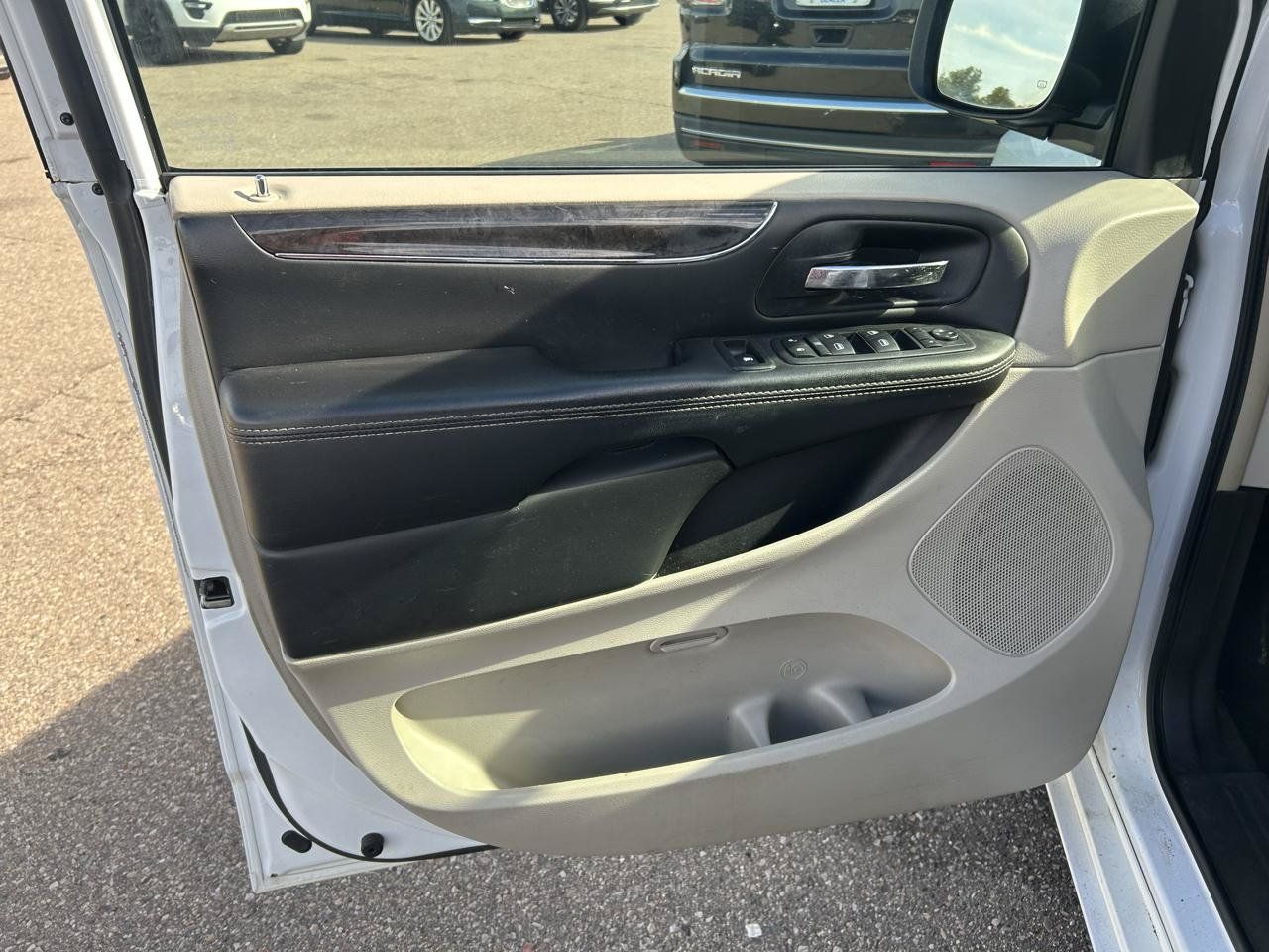 Used 2015 Chrysler Town & Country Touring FWD image 14