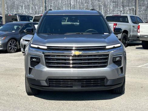 Used 2025 Chevrolet Traverse LT FWD image 2